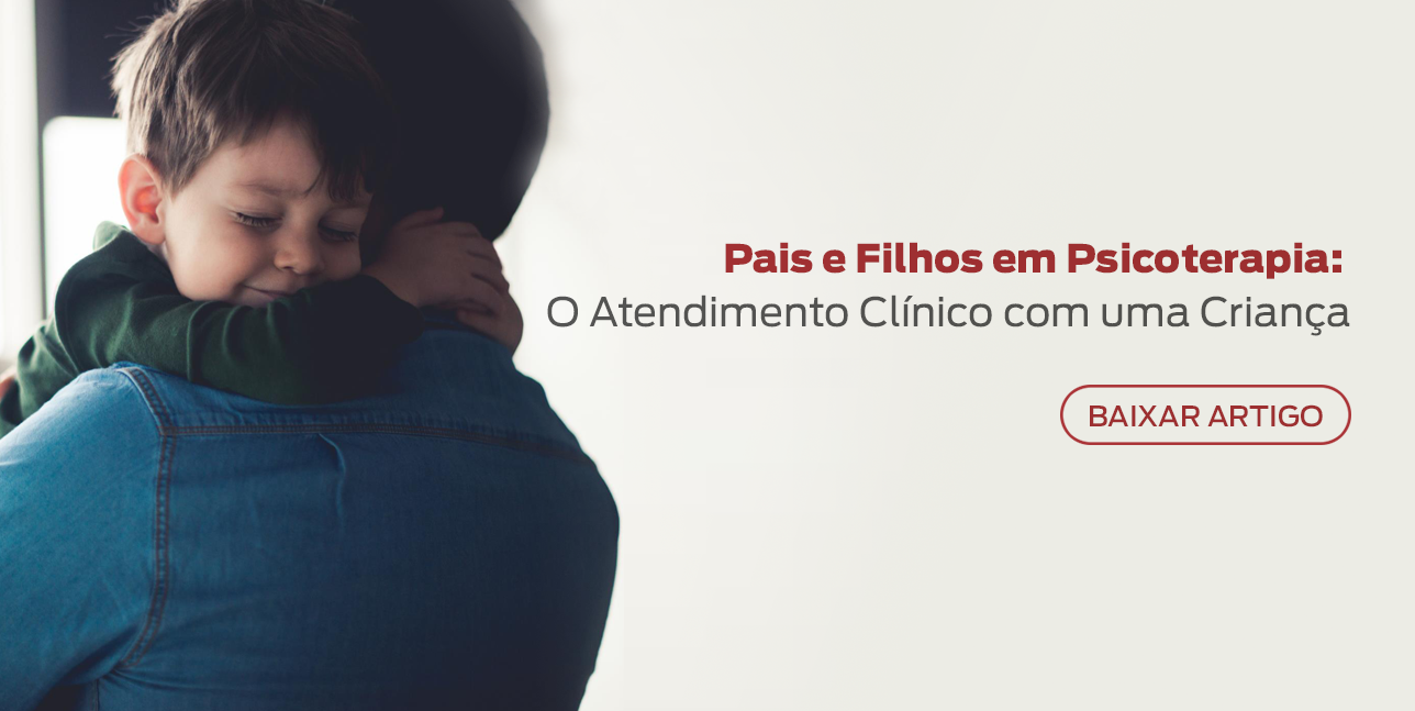 Menino de olhos fechados abraçando o pai, no colo